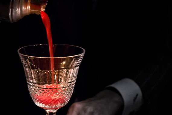 ワインを注ぐスタッフ